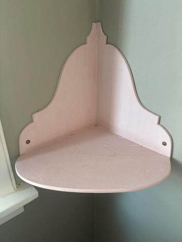 Brocante roze schapje plankje beschikbaar voor biedingen
