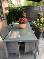 Tuintafel, tuinstoelen met kussens, opbergkist tuinkussens, Ophalen, Gebruikt, Wicker