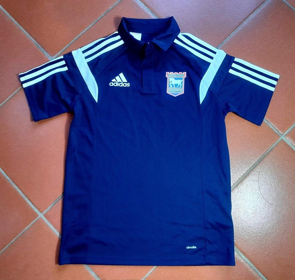 Voetbal Adidas Polo Ipswich Town Jeugd Maat 164 Donkerblauw, Verzamelen, Sportartikelen en Voetbal, Ophalen of Verzenden, Zo goed als nieuw