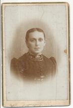 Foto - Fotograaf: H.F. Fuchs Portret van een onbekende Vrouw, Gebruikt, Foto, Ophalen of Verzenden, Voor 1940