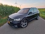 Volkswagen Tiguan 1.5 TSI ACT 150pk R-Line Pano trekhaak aut, Auto's, Euro 6, 4 cilinders, Leder en Stof, Zwart