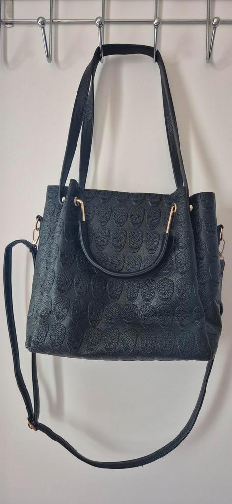Zwarte Hand of schoudertas met skulls/doodshoofden, Sieraden, Tassen en Uiterlijk, Tassen | Damestassen, Zo goed als nieuw, Handtas