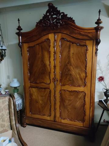 Antieke mahonie houten biedermeier kroonkast  beschikbaar voor biedingen