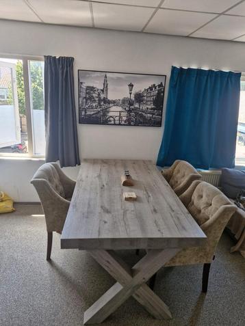 Jens grijze eettafel eventueel met 3 stoelen beschikbaar voor biedingen