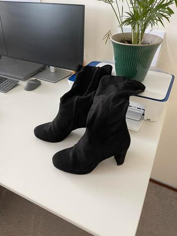 Zwarte suede  dameslaarzen van tamaris maat 39. beschikbaar voor biedingen