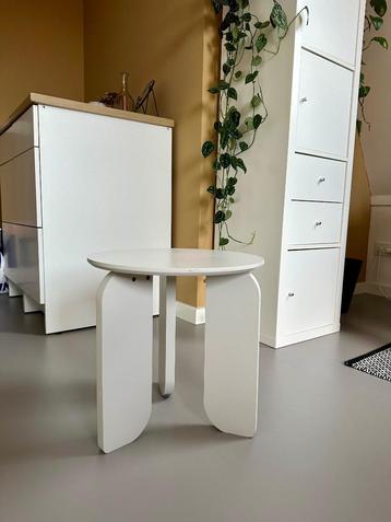 Bijzettafel rond wit beschikbaar voor biedingen