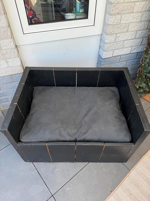 Houten hondenbed evt met kussen, Dieren en Toebehoren, Hondenmanden, Zo goed als nieuw, Ophalen