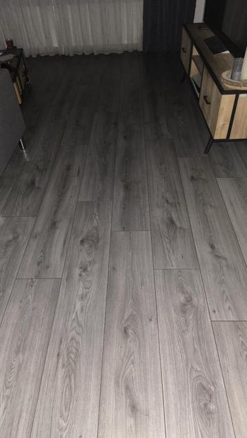Laminaat en ondervloer 100 m2 beschikbaar voor biedingen