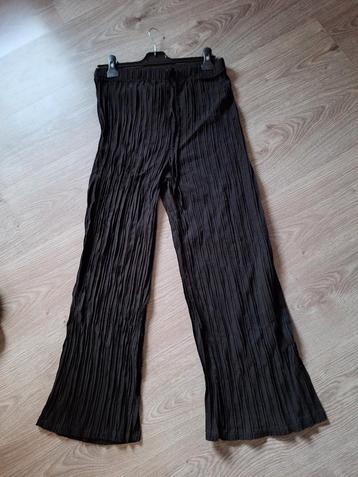 Zwarte broek met ribbel en wijde pijp maat XL beschikbaar voor biedingen