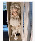 Baby belletjes pop, houder, lijfje, in kist, glasdeur, Nieuw, Ophalen of Verzenden, X, Pop