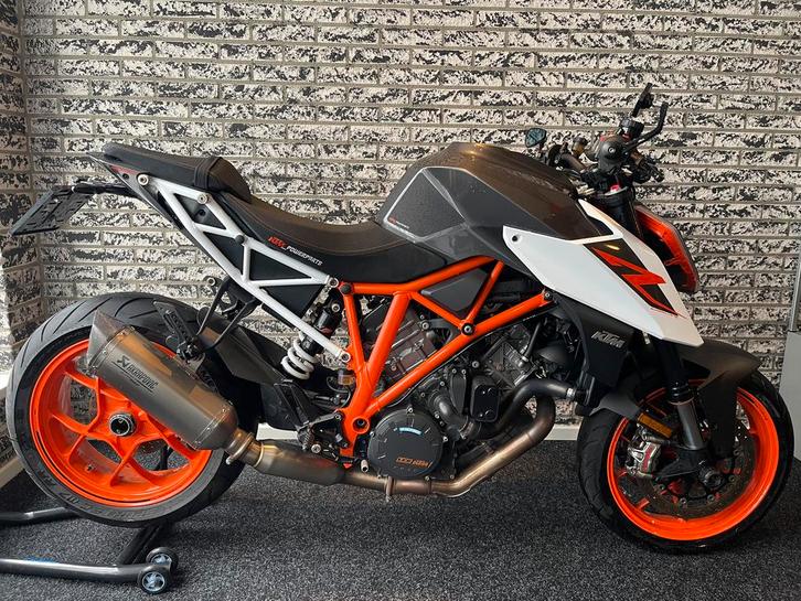 Ktm 1290 Superduke R Carbon Akrapovic powerparts Koffers etc, Motoren, Motoren | KTM, Bedrijf, Naked bike, Ophalen