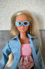 Barbie pop met blauwe jas en zonnebril, Ophalen of Verzenden, Nieuw, Barbie