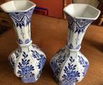 2 delfts blauwe vazen, sierlijke vorm, genummerd, Antiek en Kunst, Antiek | Keramiek en Aardewerk, Ophalen of Verzenden