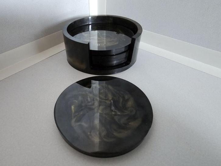 4 zwartgouden onderzetters met -houder in abstracte motieven, Huis en Inrichting, Woonaccessoires | Onderzetters, Nieuw, Glas of Kopje