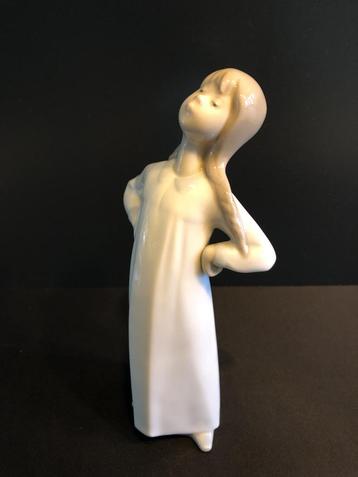 Lladro porselein Girl Stretching (Reyshof) beschikbaar voor biedingen