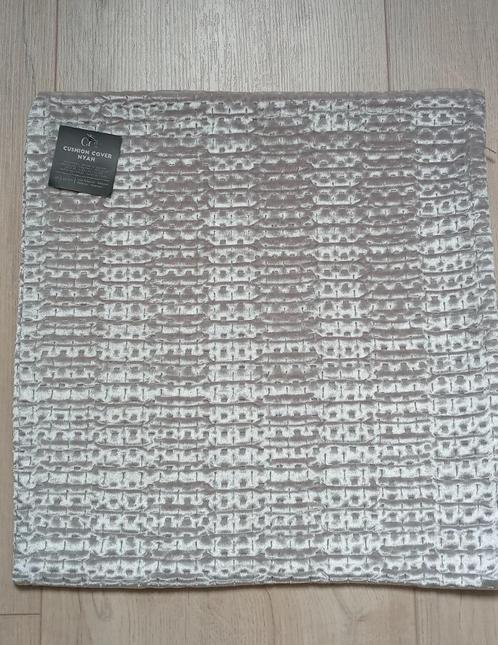 Nieuwe kussenhoes Nyah, zilverkleurig/lichtgrijs, 45 x 45 cm, Huis en Inrichting, Woonaccessoires | Kussens, Nieuw, Overige kleuren