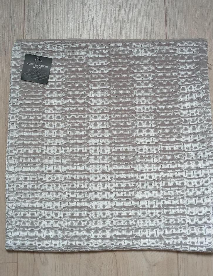Nieuwe kussenhoes Nyah, zilverkleurig/lichtgrijs, 45 x 45 cm, Huis en Inrichting, Woonaccessoires | Kussens, Nieuw, Overige kleuren