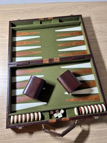 Backgammon Bordspel in Bruine Koffer beschikbaar voor biedingen