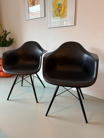 2 Vitra Eetkamer stoelen DAW zwart Dining Chair black  beschikbaar voor biedingen
