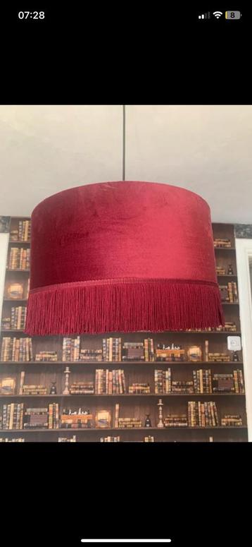 Rode lamp met franjes beschikbaar voor biedingen