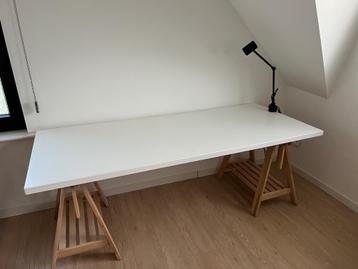Groot wit bureau