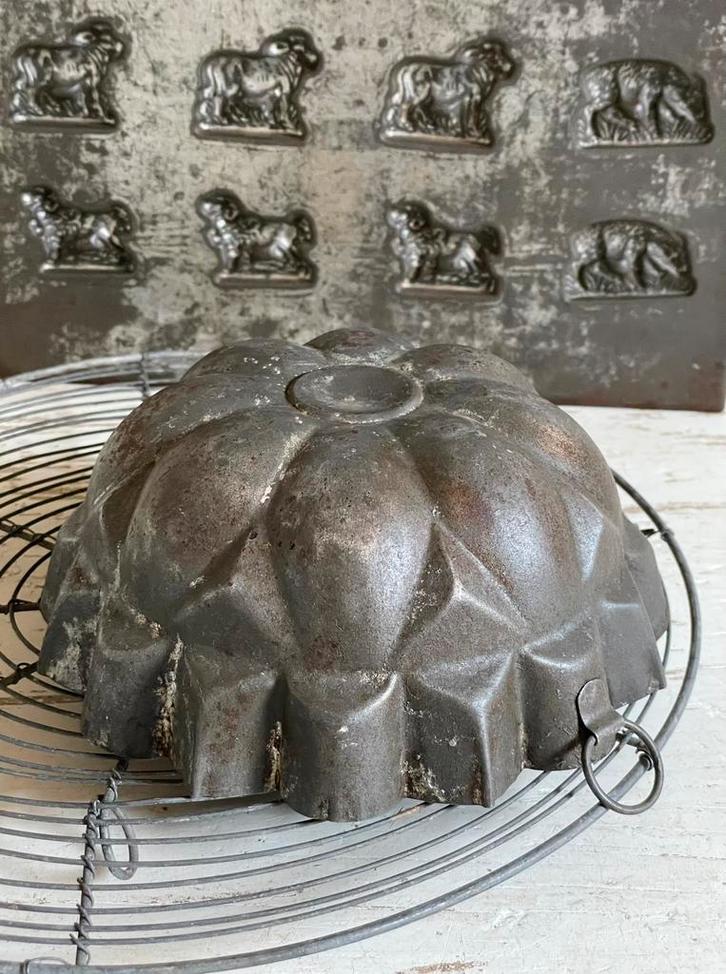 Brocante oude bakvorm met ophang oogje, Antiek en Kunst, Curiosa en Brocante, Verzenden