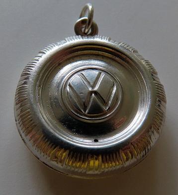 Koopje! Uit inboedel zilveren hanger VW logo autoband, incl  beschikbaar voor biedingen