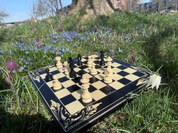 Handgemaakte houten schaakbord en backgammon beschikbaar voor biedingen