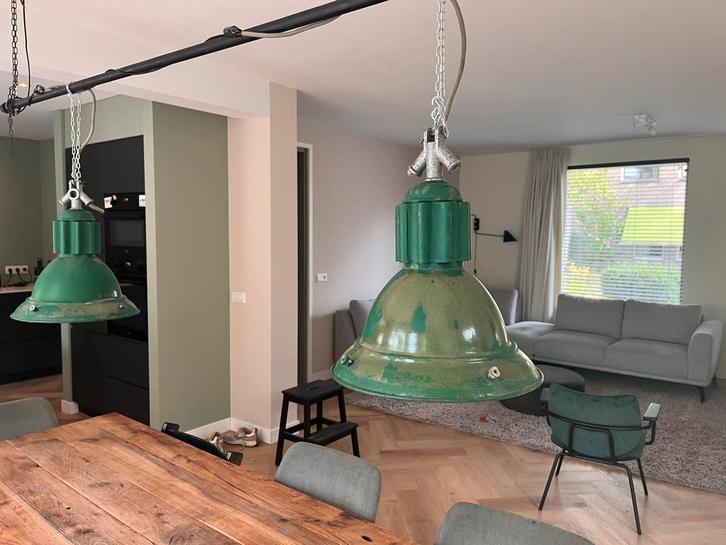 Vintage industriële hanglampen met groene geëmailleerde kap, Huis en Inrichting, Lampen | Hanglampen, Zo goed als nieuw, Minder dan 50 cm