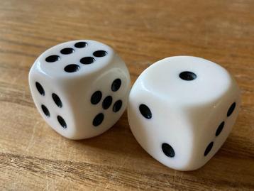 Dobbelstenen middelgroot (2,5 cm) beschikbaar voor biedingen