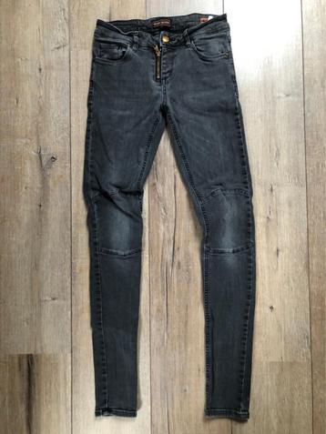 Skinny jeans beschikbaar voor biedingen