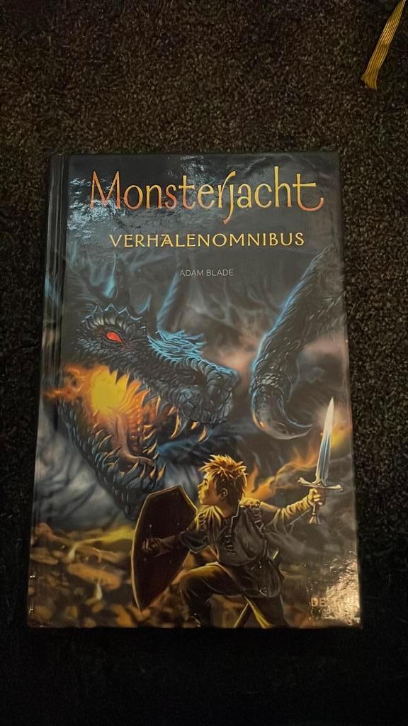 Adam Blade - Monsterjacht verhalenomnibus, Boeken, Kinderboeken | Jeugd | onder 10 jaar, Nieuw, Fictie algemeen, Ophalen of Verzenden