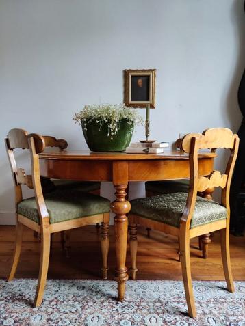 Antieke eettafel inclusief vier stoelen (matbord ca 1840). beschikbaar voor biedingen