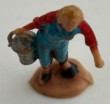 Een dame die water ophaalt voor je treinbaan beschikbaar voor biedingen