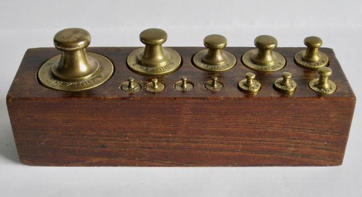 Compleet houten blok met 12 gewichtjes, Antiek en Kunst, Antiek | Gereedschap en Instrumenten, Ophalen of Verzenden