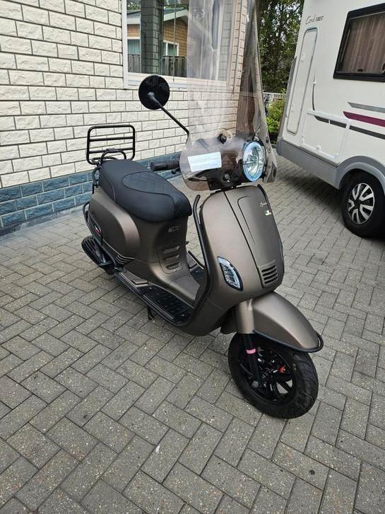 Santini Capri Limited edition Bj'2023, Fietsen en Brommers, Scooters | Overige merken, Zo goed als nieuw, Maximaal 45 km/u, Benzine