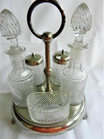 Heel oud peper en zout en olie stellejtje beschikbaar voor biedingen