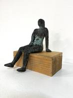 Bronzen beeldje van zittende vrouw jaren 60, Ophalen of Verzenden, Zo goed als nieuw, Mens