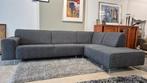 Grijze stoffen design hoekbank direct beschikbaar!!!
