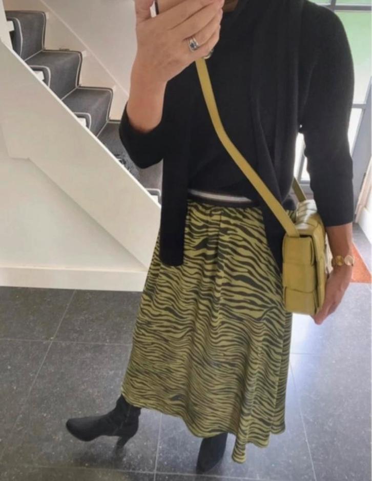 Aaiko, prachtige rok ik mooie print en kleuren, S/M, Kleding | Dames, Rokken, Zo goed als nieuw, Maat 38/40 (M), Zwart, Onder de knie