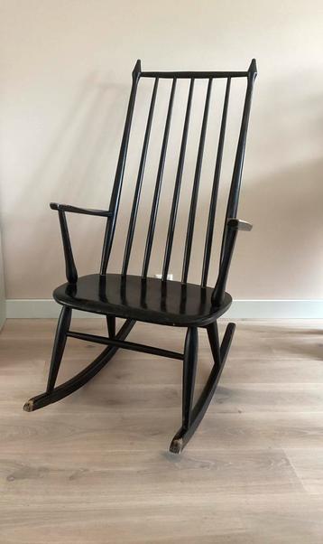 Een zwarte vintage Scandinavische schommelstoel beschikbaar voor biedingen