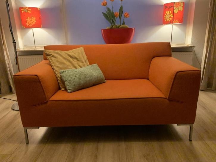 Design on Stock – Bloq Loveseat – Oranje stof, Huis en Inrichting, Banken | Bankstellen, Zo goed als nieuw, Rechte bank, Tweepersoons