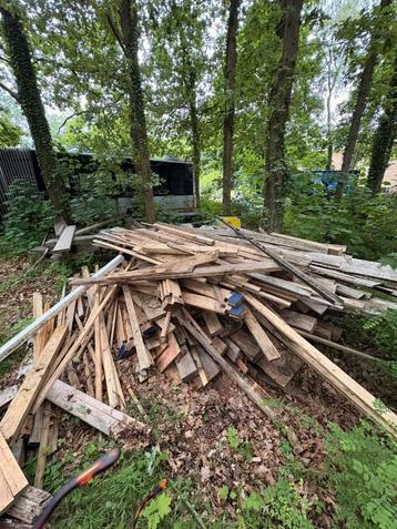Berg oud hout voor openhaard / kachel / materiaal. beschikbaar voor biedingen