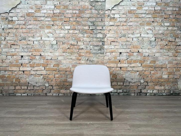 Muuto Fiber Lounge Chair bij TheReSales, Huis en Inrichting, Fauteuils, Zo goed als nieuw, Hout, Stof, 50 tot 75 cm, Minder dan 75 cm