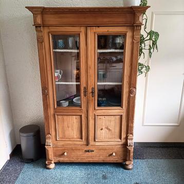 Antieke grenen vitrine kast beschikbaar voor biedingen
