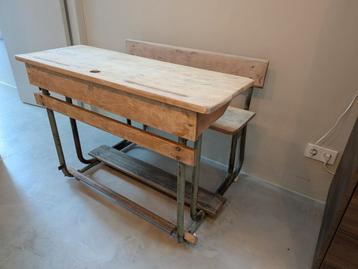 Schoolbankje 110b x 75d x 79h. Zithoogte 51cm beschikbaar voor biedingen