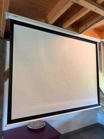 Projecta Beamerscherm 209cm diagonaal beschikbaar voor biedingen