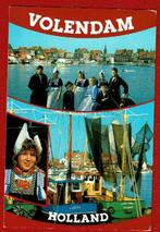 Volendam - 2 Kotters en veel personen in Klederdracht - 1991, Verzamelen, Ansichtkaarten | Nederland, Gelopen, Noord-Holland, Ophalen of Verzenden