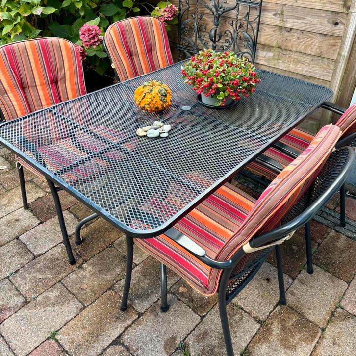 Tuintafel metaal met 4 stoelen en 4 kussens, Tuin en Terras, Tuinsets en Loungesets, Gebruikt, Tuinset, Overige materialen, 4 zitplaatsen