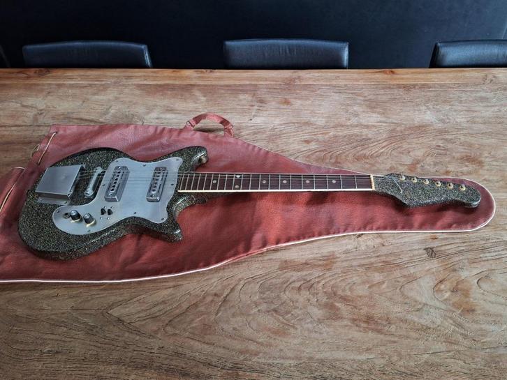 vintage Teisco gold sparkle 60 jaar oude elektrische gitaar, Muziek en Instrumenten, Snaarinstrumenten | Gitaren | Elektrisch